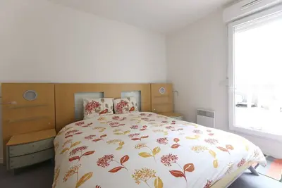 Image de Private room with terrace in shared house- 1, 2 km from Paris