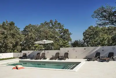 Image de App1 Romantic villa with pool - 5 min from the beach!