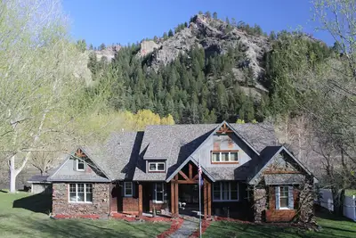 Image de High End Lodging for Medium to Large Groups in the Canyon of the Missouri River!