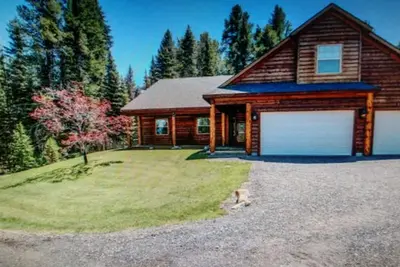 Image de Remote Cabin With Hot Tub, Movie Theater And Huge Covered Deck With Fire Table
