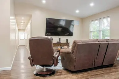 Image de Cozy, 3 Bed & 3. 5 Bath - Walk to Uptown & Miami U!