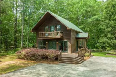 Image de brown dog cabin at lake oconee