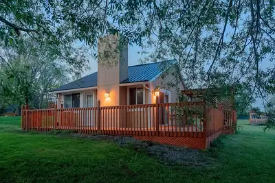 Image de Black River Cottages. Private, waterfront and air-conditioned cottages