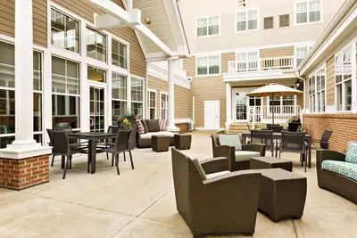 Spacious 2br Suite, 2 Miles from Downtown Newport!