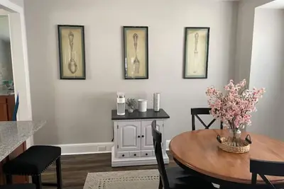 Image de Cozy 3 Br & small fenced yard