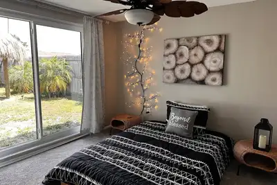 Image de BoHo Tropical House*Quiet*Good Location *Sponge Dock