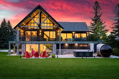 Image de The Northern Escape Hot Tub & Sauna!