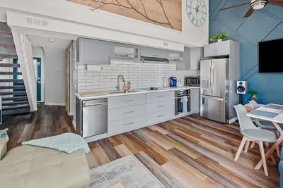 Image de top-of-the-line remodeled condo, close to attractions, relax here after your day