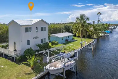 Image de 2/2 Home in Bokeelia, Boat Lift Included!
