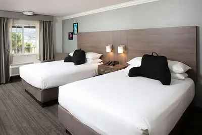 Image de Your Home Away From Home! Free Parking Onsite, Hot Tub, Swimming Pool