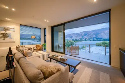 Image de Luxury home located on edge of Lake Wanaka, walking distance to town centre