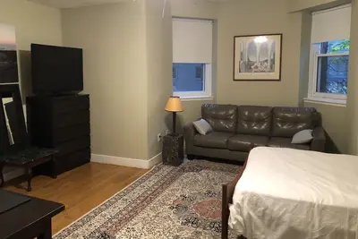 Image de A bright studio in prime commute location, steps aways to metro Green line C&D.