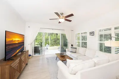 Image de Crescent Point Condo #9  3br 7 Mile Beach Condo