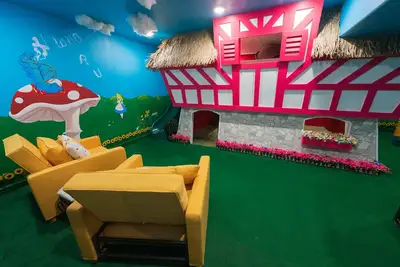 Image de This Alice in Wonderland house has something for everyone!