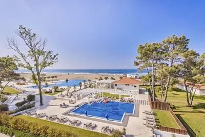 Image de For the Whole Family! Two Comfortable 2br Suites, Beachfront, Outdoor Pools!