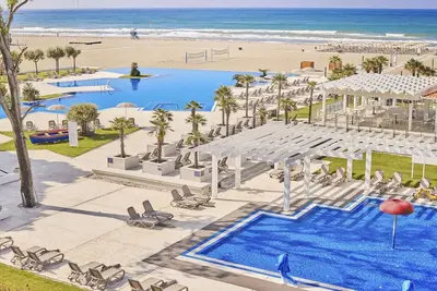 Image de Dream Beach Getaway! Three Comfortable Units, Pools, Beachfront, Free Parking!