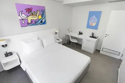 Image de For The Whole Family! 4 Convenient Accommodations, Beachfront, Swimming Pools!