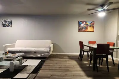 Image de Retraite moderne de 3 étages près de Toyota Music Factory et Lake Carolyn