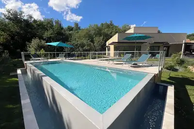 Image de Villa contemporaine avec piscine à débordement.