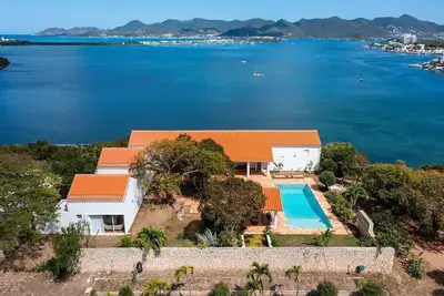 Image de 3 bedroom house with its unsurpassed surroundings and unique style