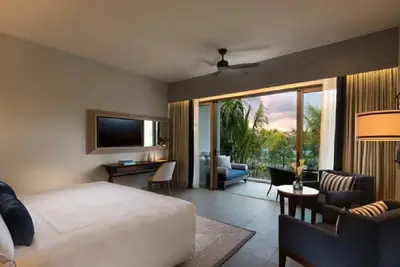 Dive Into Your Best Summer Vacation! Free Parking, Onsite Pool, Beachfront!