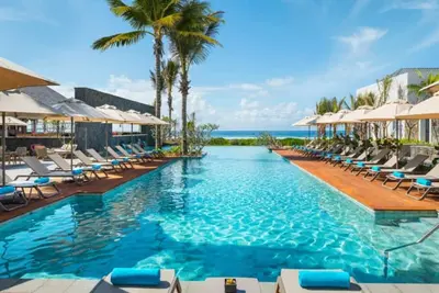 High Tides & Good Vibes! Garden View, Outdoor Pool, Spa Center & Free Parking!