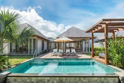 Spacious 2br Villa with Private Pool! Direct Beach Access, Free Parking!