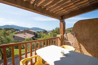 Image de Le Capraia à 80m de la Plage – Vue Mer et Montagnes, Terrasse Privée, Climatisation et Wi-Fi