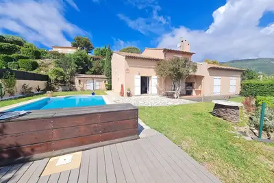 Image de Villa spacieuse avec piscine et vue mer à Cavalaire