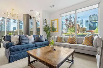 Image de Rooftop Patio 2br, Ac, Parking, +18 Only