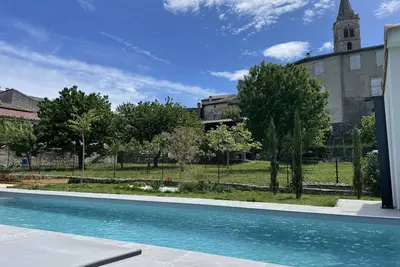 Image de Villa moderne avec piscine privée et grand terrain en centre-ville