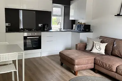 Image de Broughty Ferry cottage with patio garden and drive.