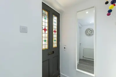 Image de Fantanstic Modern Two Double Bedroom Apartment With Parking!