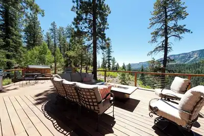Image de Luxury Home - Huge Deck - Great Views - Hot Tub/Fire Table - 2 Miles to Purg