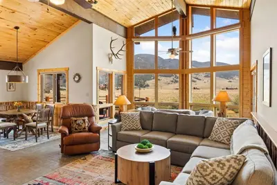 Image de Relaxing Mountain Getaway with Scenic Views & Outdoor Space