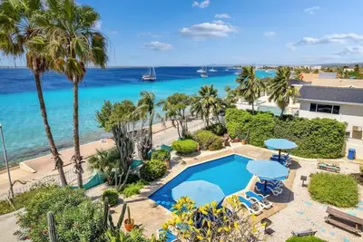 Image de Bonaire Oceanfront 1-bedroom apartment with private terrace and a swimming pool and dive shop onsite.