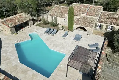 Image de Grande propriété rénovée avec piscine et terrain de pétanque à Bonnieux-Luberon