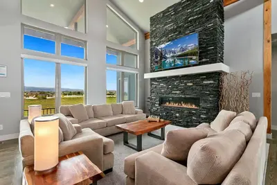 Image de Luxury Home w/ Spectacular Rocky Mtn Views!