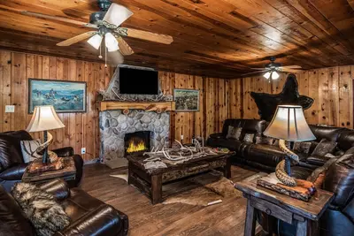 Image de The Roost Downtown | Wood Fireplace, Hot Tub!