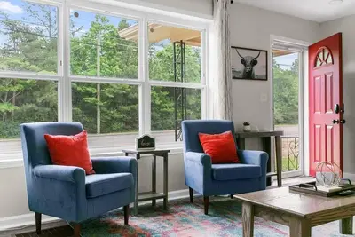 Image de 10 Mins to Downtown! Modern in Magic City- Unit A