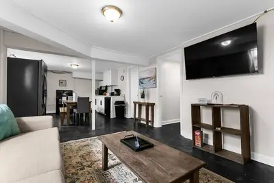 Image de 10 Mins to Downtown! Modern in Magic City- Unit B