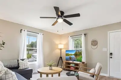Charming Belmont Bungalow - 5 Min Walk to Downtown