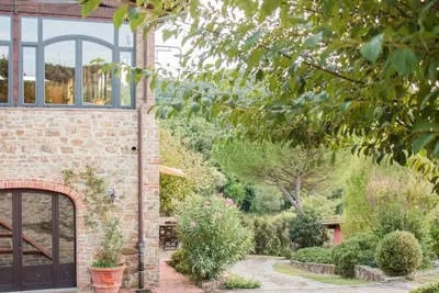 Image de Country house near Florence with panoramic pool and outbuilding