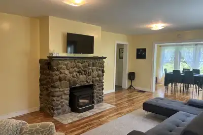 Image de Fully renovated house with country privacy yet still close to Ithaca.