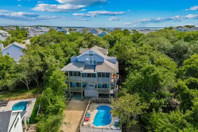 Image de Tree-lined retreat with  ocean views - 7-min walk to beach