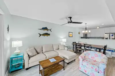 Image de Inviting ocean-side condo with balcony, beach access & tennis - dog-friendly