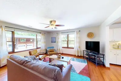 Image de Family-friendly farm retreat on 18 acres with mountain views - board games & Ac