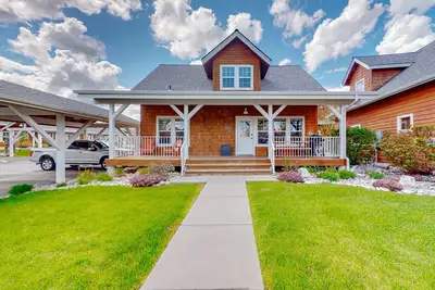 Image de Adorable, two-story home with a furnished front porch, fireplace, & washer/dryer