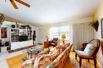 Image de Placid dog-friendly home with patio, gas grill, washer\/dryer, and full kitchen