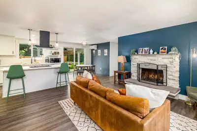 Image de Home in Lake Stevens with large fenced yard